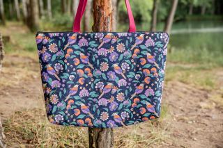 Taška s kódíkem na konci... Na eshopu jsou poslední 2 kousky téhle maximálně praktické a zároveň krásné tašky. Jejími...