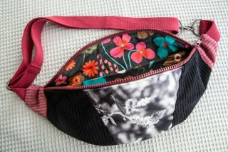 Černá s vínovou nebo s tyrkysovou? 🖤✨ Minimalistická kombinace barev s černou podšívkou plnou barevných květin. Každá z...